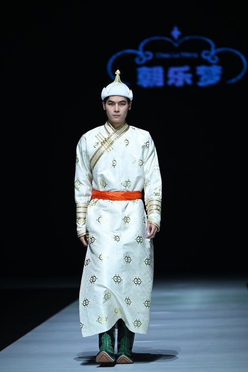 第二屆中國(guó)民族服飾非遺文化時(shí)尚周圓滿閉幕